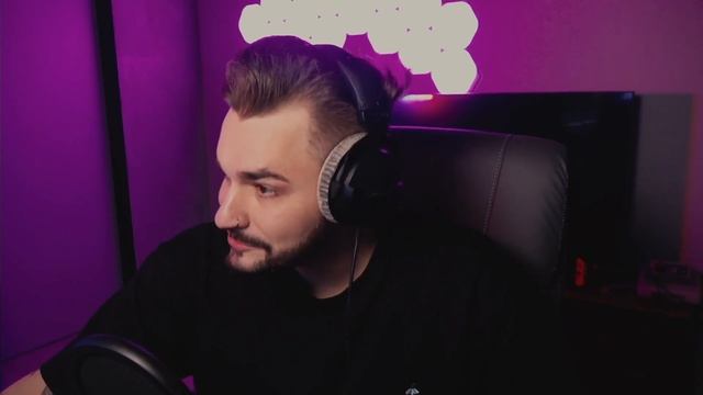 Юлик смотрит ТЕНДЕЛИ СПАЛИЛА НОС