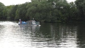 Катер Стриж-7 идёт вниз по Москва-реке