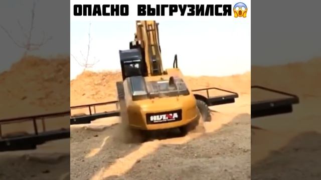 Опасная саморазгрузка экскаватора   stroitaxi.ru  СтройТакси