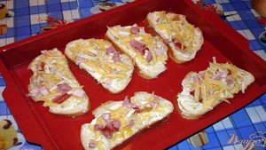 Ароматные горячие гренки с сыром и копченым беконом