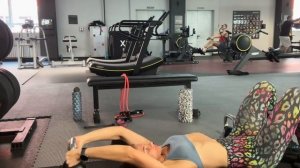 Пуловер с гирей лежа на полу