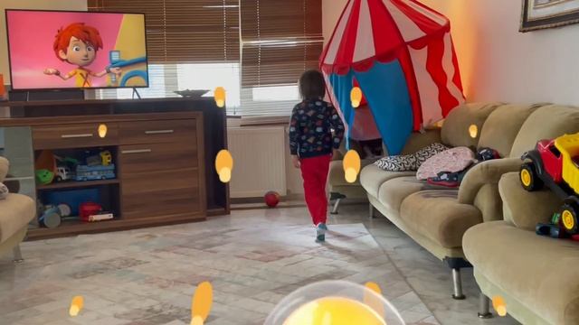 Рамазан играет в мини футбол дома с папой! смотреть онлайн