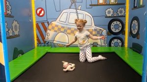 Милана играет в детском развлекательном центре"БАЗИЛЛИОН".Видео для малышей.Детское видео.