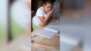 СКОЛЬКО ГРИБОВ В ТРЕТЬЕМ БОЧОНКЕ ? ДЕВОЧКА РЕШАЕТ ЗАДАЧУ !