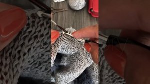 Как поднять петли по горловине у свитера, без кетлевки