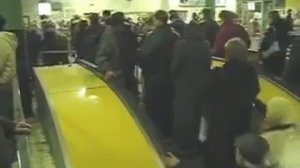 Пьяный против эскалатора