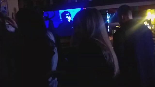 Рок-н-ролл: girl крутит попой смотреть онлайн