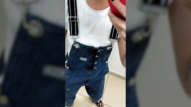 Стильный комбинезон из темного денима с футболкой
