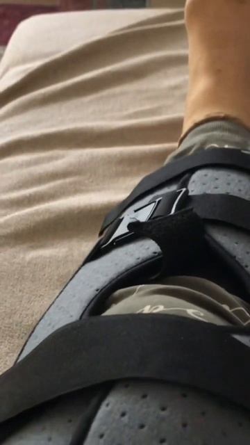 Я уже дома. Сильно болят рёбра. 😓Серёжа пожарил вкусные оладьи из кабачков с фаршем. смотреть онлайн