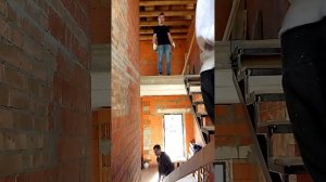 Поднятие 6-ти метровой доски на второй этаж