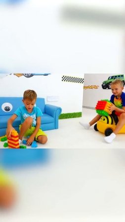 Влад и Никита Влад и Ники играют с игрушечными кубиками