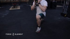 Выпады с гирей у груди на месте назад