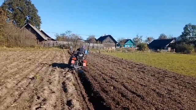 Осенняя пахота. Миник МТЗ 112Н-01  самодельный двухкорп?