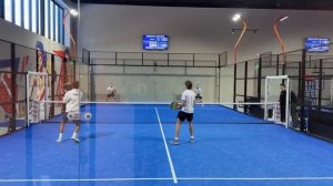 Чемпионы играют в падел-теннис.