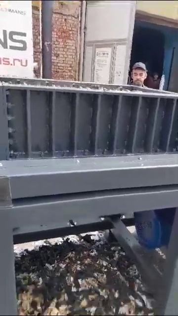 ЦЕЛАЯ ПОКРЫШКА ПОПАЛА В ШРЕДЕР! ИЗМЕЛЬЧИТЕЛЬ ПОД ЗАКА? смотреть онлайн