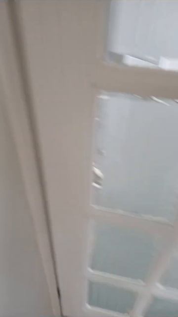 Дверь белая,фурнитура чёрная! Очень красиво смотрится смотреть онлайн