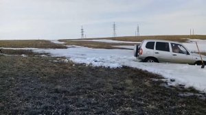 УАЗ вытаскивает Шниву/ Динамическая стропа (рывковый ?