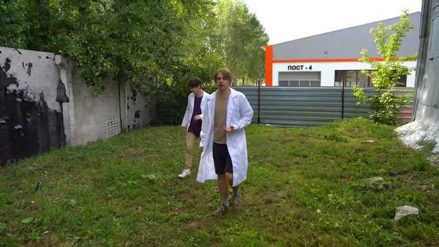 ФУТБОЛЬНЫЙ МЯЧ ПРОТИВ ПЛАСТИКОВОГО СТЕКЛА!