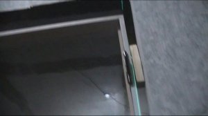 Вставляем дверь клеим доборы наличники