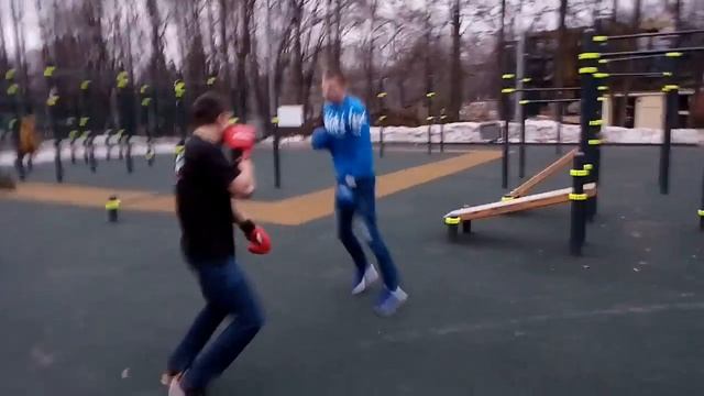 Лужники. Алексей Евлах красные перчатки