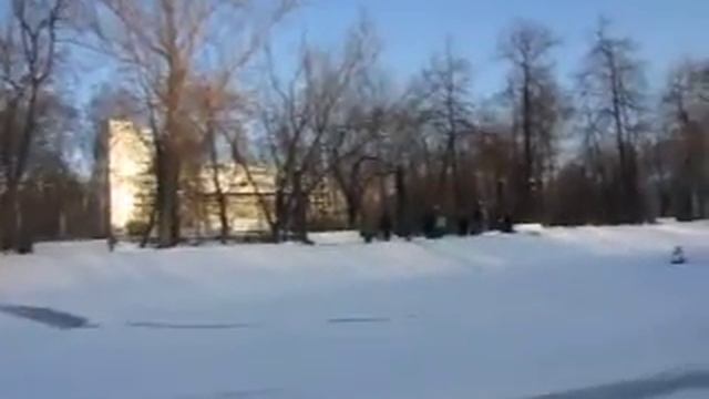 Горка на замёрзшем пруду парка смотреть онлайн
