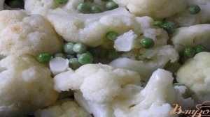 Цветная капуста с зеленым горошком и черри