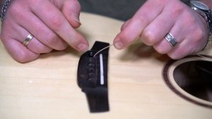Как поменять струны на акустической гитаре