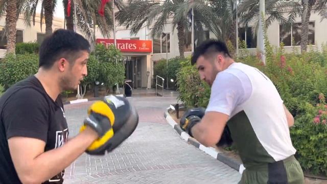 Работа на лапах. Баходир Жалолов и тренер Фаррух Киличев.🇺🇿🇵🇸 смотреть онлайн