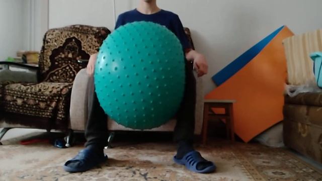 Упражнение для внутренних мышц бедра с мячом.