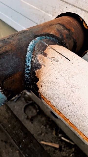 Идёт, как родная)) #ручнаядуговая #сварка #промышленнос смотреть онлайн