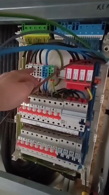 Подключение кабеля питания к электрическому щитку смотреть онлайн