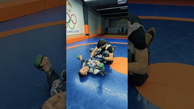 Защита от ударов соперника и атака в партере. MMA смотреть онлайн