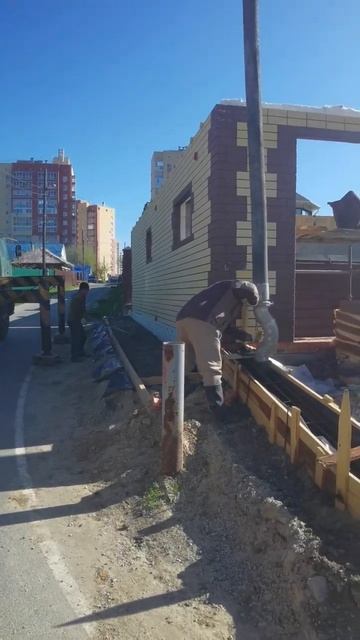 армопояс и отмостка 9 кубов. #бетонныеработы #бетонона? смотреть онлайн