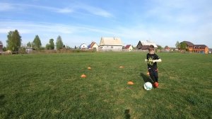 Ведение мяча внешней стороной стопы между предметами