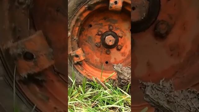 Небольшой плуг на небольшом тракторе . Японский малыш смотреть онлайн