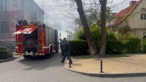 Пожарные тушат пожар .  Первые минуты в новом городе.