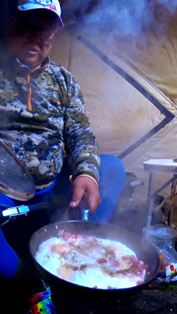 ЗАВТРАК НА РЫБАЛКЕ! #shorts #рыбалка #fishing #рыба #fish #эдвардкосичка  #природа #nature #отдых