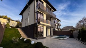 Уютный дом с красивой территорией