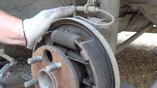 Регулировка ручного тормоза Toyota Carina. смотреть онлайн