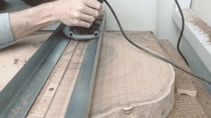 Выравнивание спила с помощью самодельной каретки для