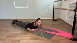 Тяга с эспандером к груди лёжа