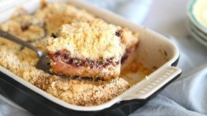 Насыпной пирог с творогом и джемом / сливочный вкус и нежная творожная прослойка