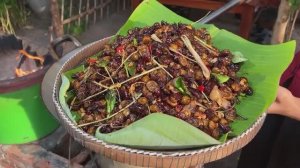 Приготовление особых насекомых вкусная жарка во фритюре июньские жуки и вкусная еда
