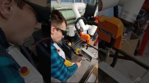 Серийная лазерная резка промышленным роботом.