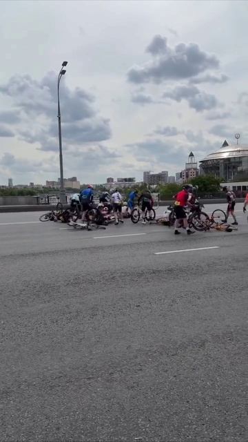 🚴Москвичка случайно сняла, как несколько участников велогонки на Садовом приложились к асфальту🚴