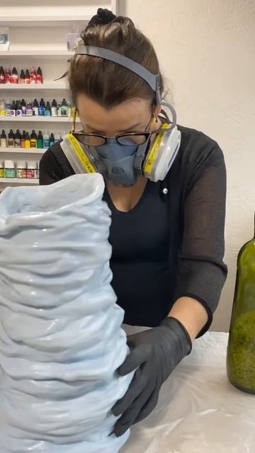 Гипсовая ваза , после покрытия смолой, в нее можно став смотреть онлайн