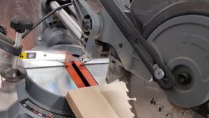 Торцовочная пила c протяжкой Black&Decker BES700