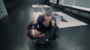 Черный пояс против белого с завязанными глазами / Эксп