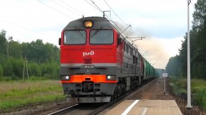 2ТЭ116УД-009 с грузовым поездом следует через о.п. 296 км
