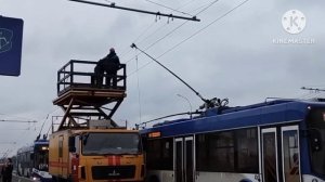 У ТРОЛЛЕЙБУСА СЛЕТЕЛА ШТАНГА И ЗАПУТАЛАСЬ В ПРОВОДЕ